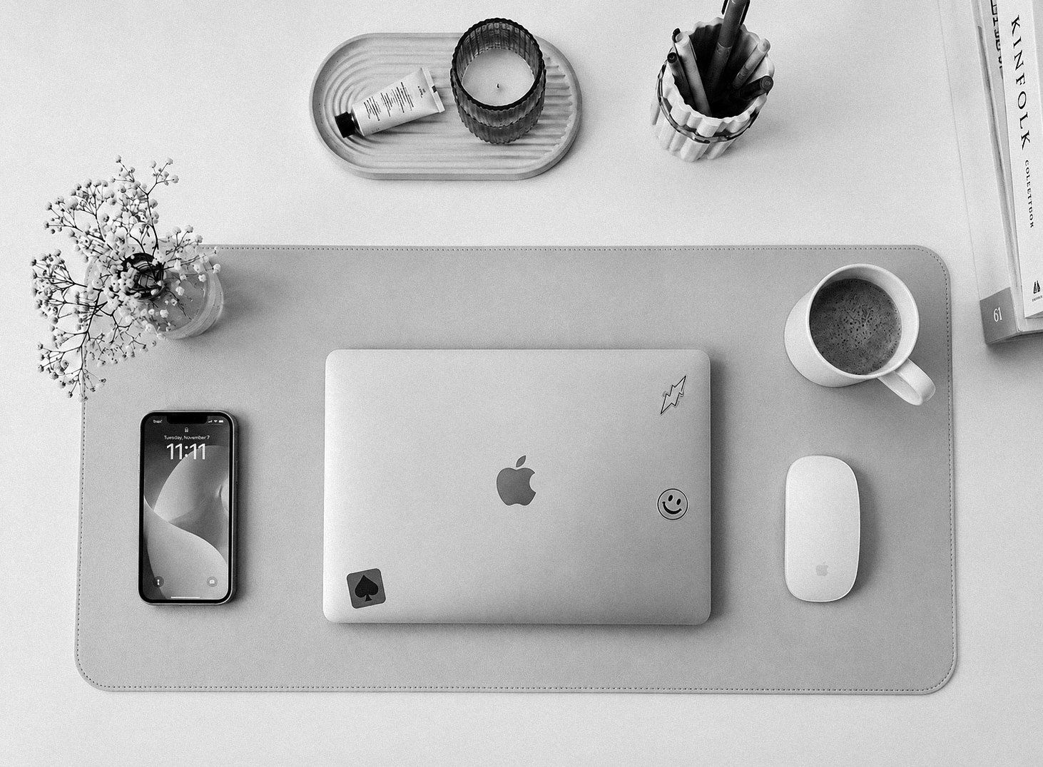 Escritorio creativo en blanco y negro con laptop, cafe y libros